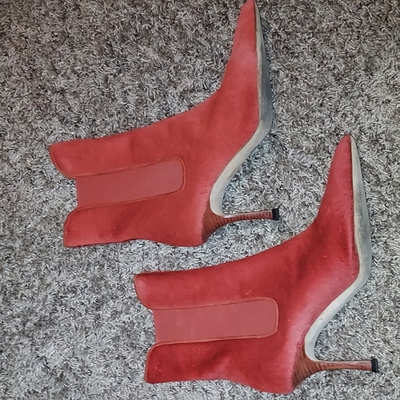 MANOLO BLANIK EUC red ponyhair booties - Picture 4 of 9